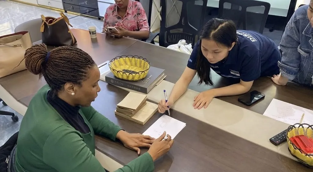 Business meeting with overseas display cabinet buyer